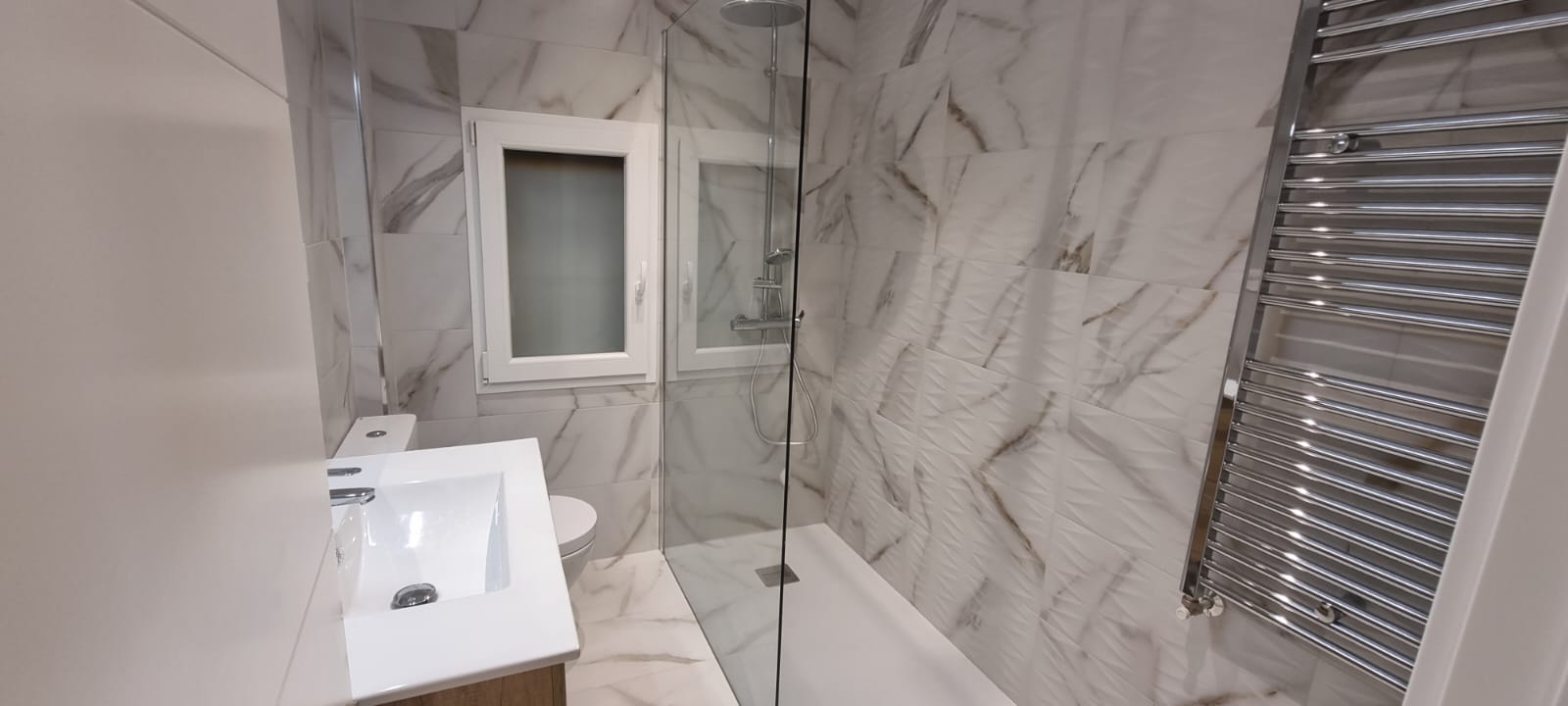 Reforma integral de baño con plato de ducha